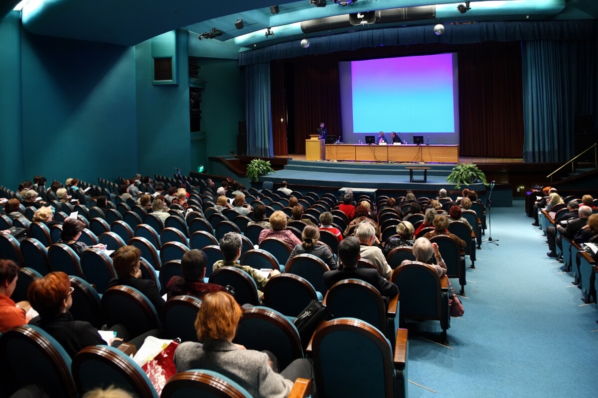 Salle de conf&eacute;rence accueillant un congr&egrave;s, une r&eacute;union scientifique ou une pr&eacute;sentation institutionnelle devant un large public dans un auditorium moderne