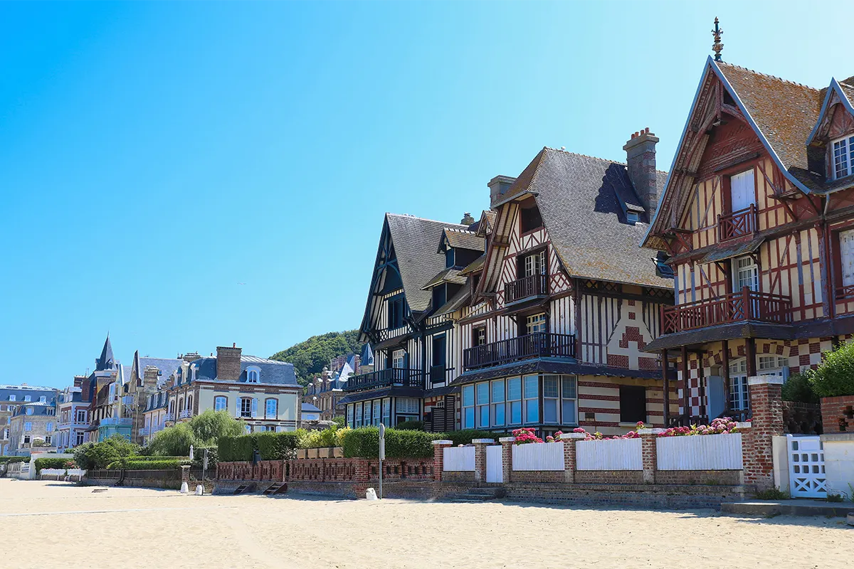 Maisons &agrave; colombages typiques de Deauville en bord de plage sur la c&ocirc;te normande.