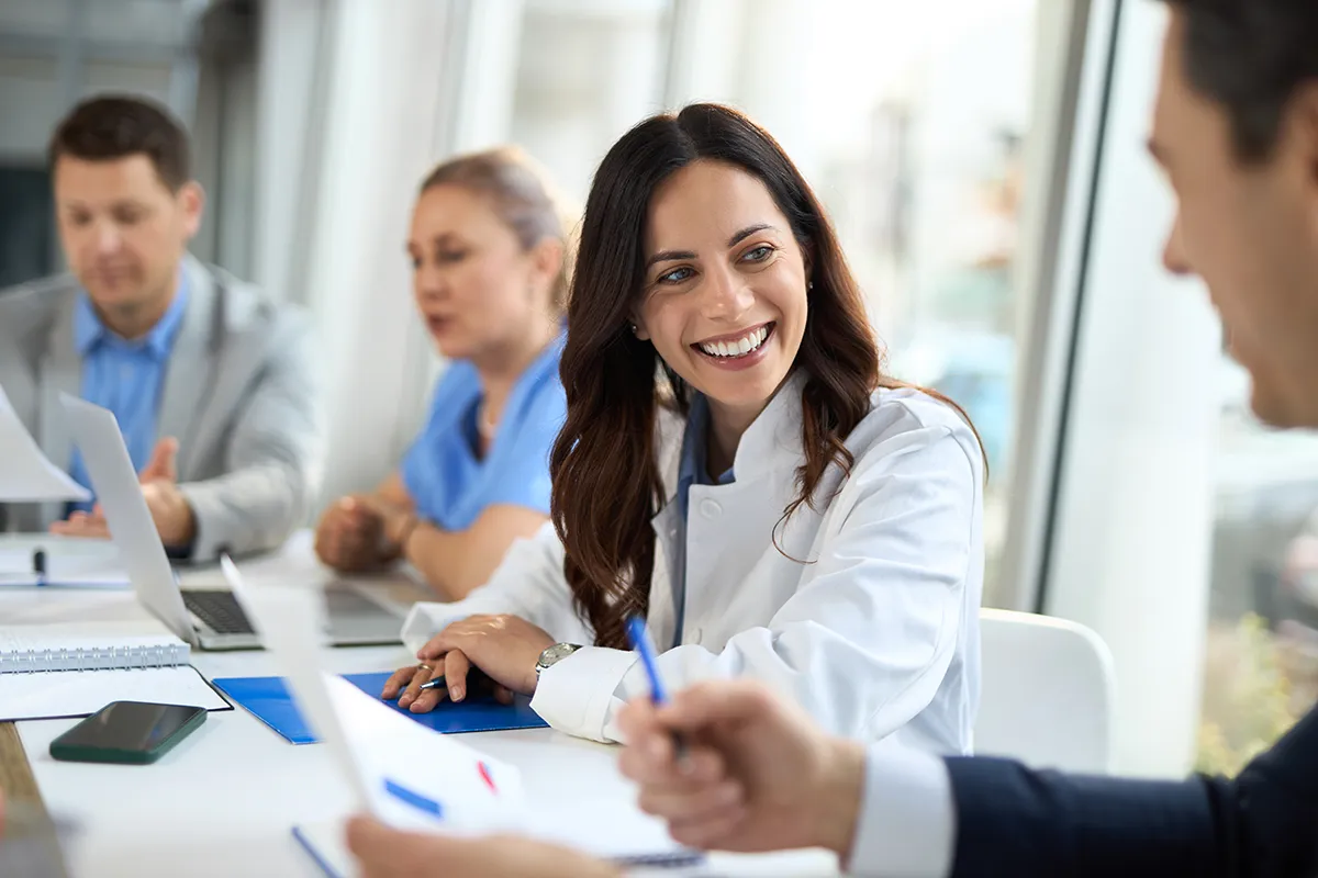 R&eacute;union ou &eacute;change entre professionnels de sant&eacute; dans un contexte m&eacute;dical, de coordination ou de formation.