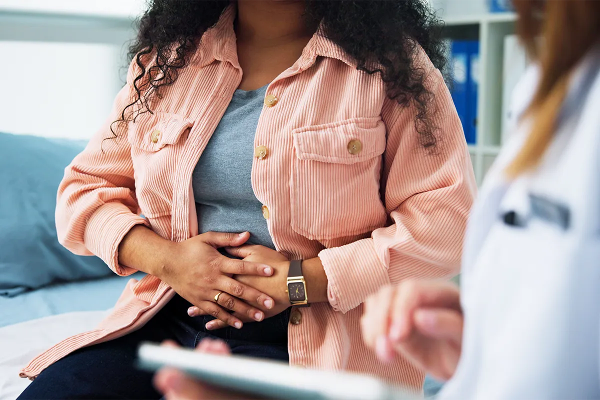 Professionnel de sant&eacute; pr&eacute;sentant un mod&egrave;le anatomique de l&rsquo;appareil reproducteur f&eacute;minin pour expliquer une pathologie gyn&eacute;cologique ou un traitement lors d&rsquo;une consultation m&eacute;dicale