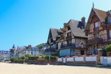Maisons &agrave; colombages typiques de Deauville en bord de plage sur la c&ocirc;te normande.